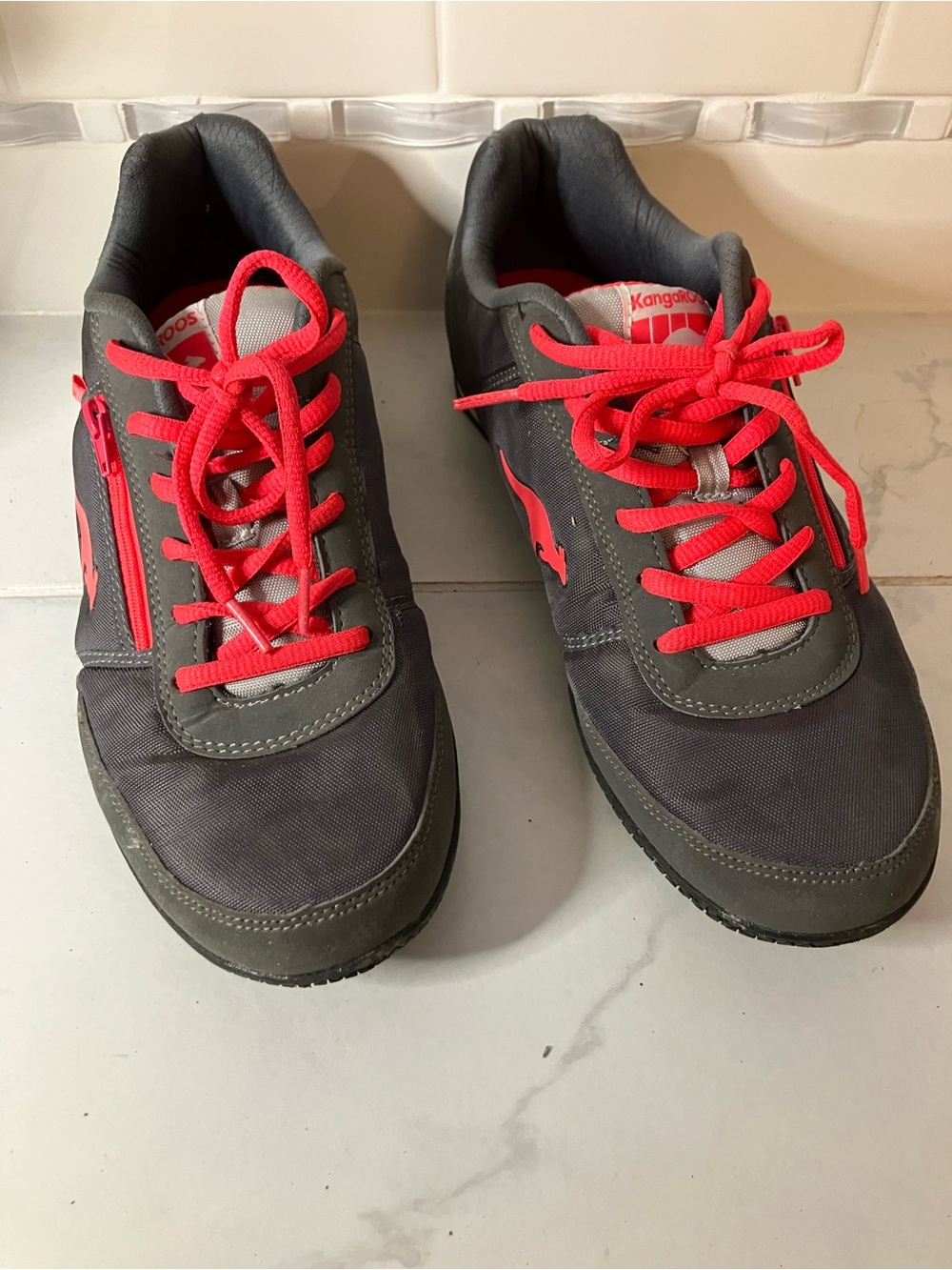 kangaROOS retro Dark Gray Sneakers with colorful Accents. Side Zipper pocket.